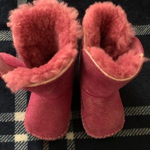 ❤️Baby Girl UGG boots size 2/3 ❤️plus free baby 🎁